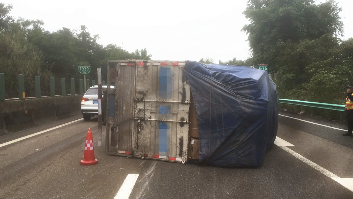 内江管理处路产管护队伍紧急救援保障安全