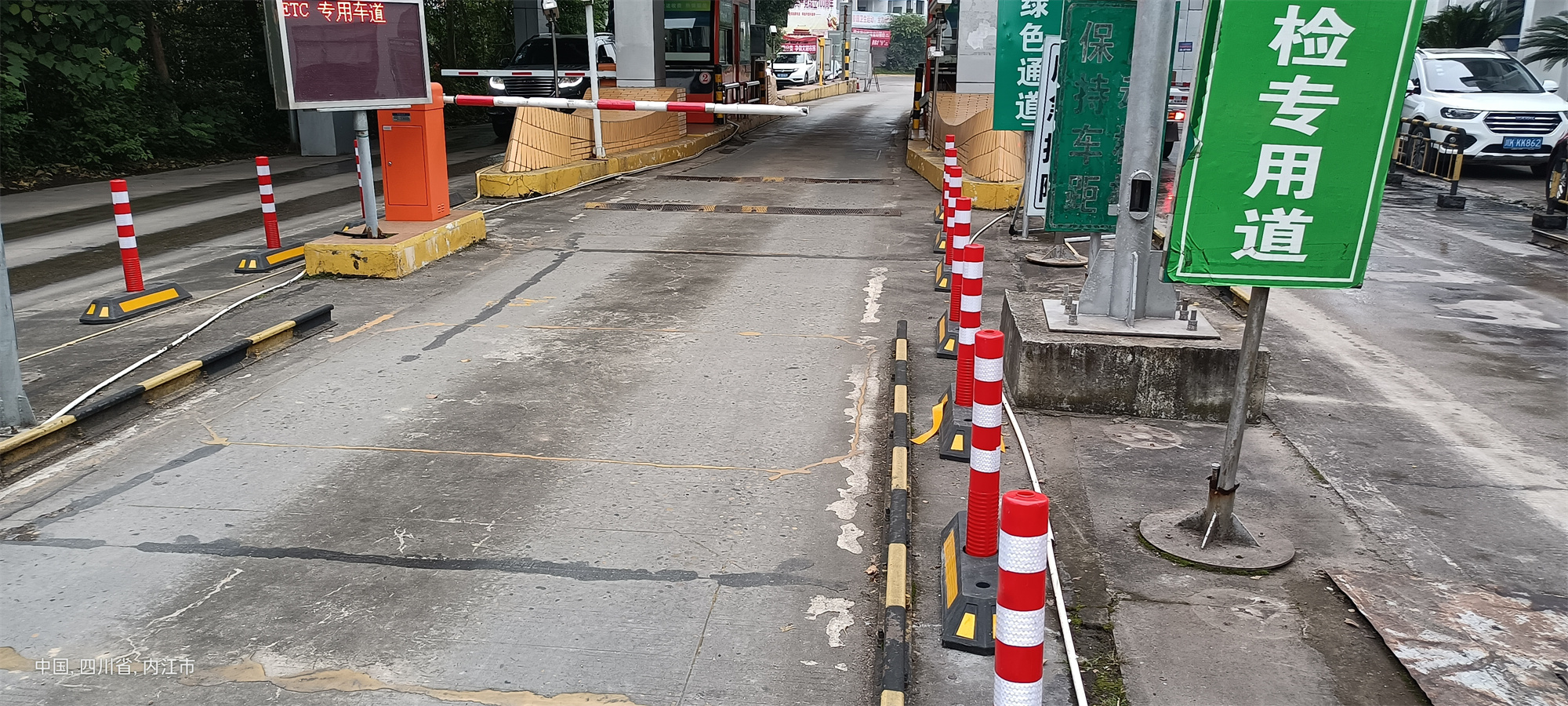 成渝高速银山收费站及时更换出入口警示桩