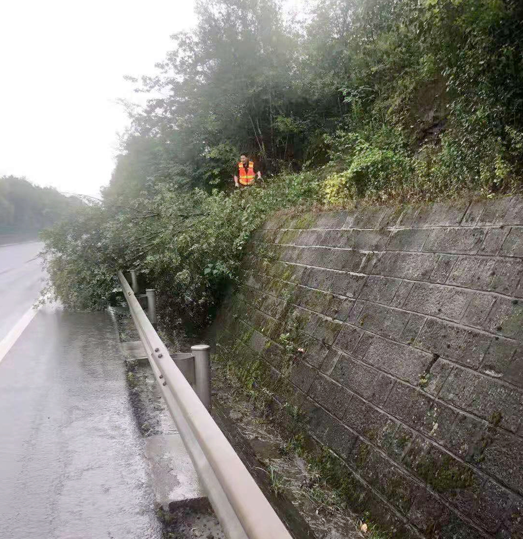 资阳管理处快速消除路面安全隐患