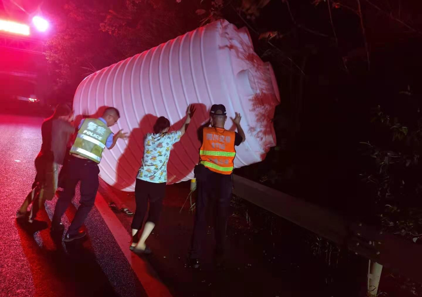 资阳管理处紧急处置高速公路货车散落货物