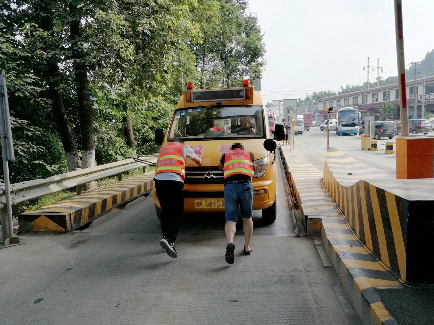 成渝高速公路球溪西收费站积极维护道口通行秩序