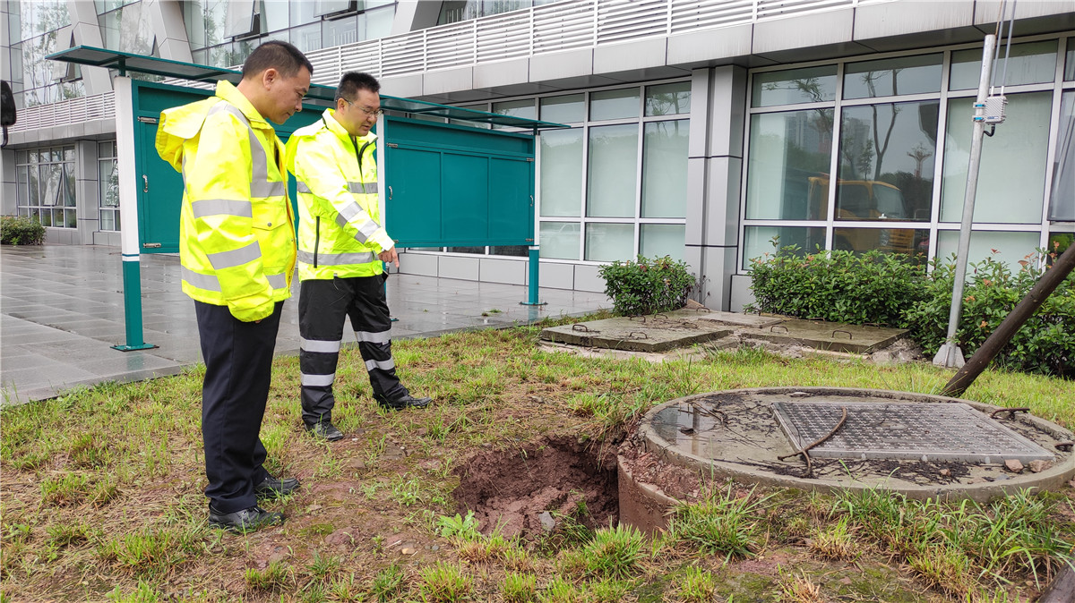 成渝高速公路简阳收费站积极开展雨后安全隐患排查