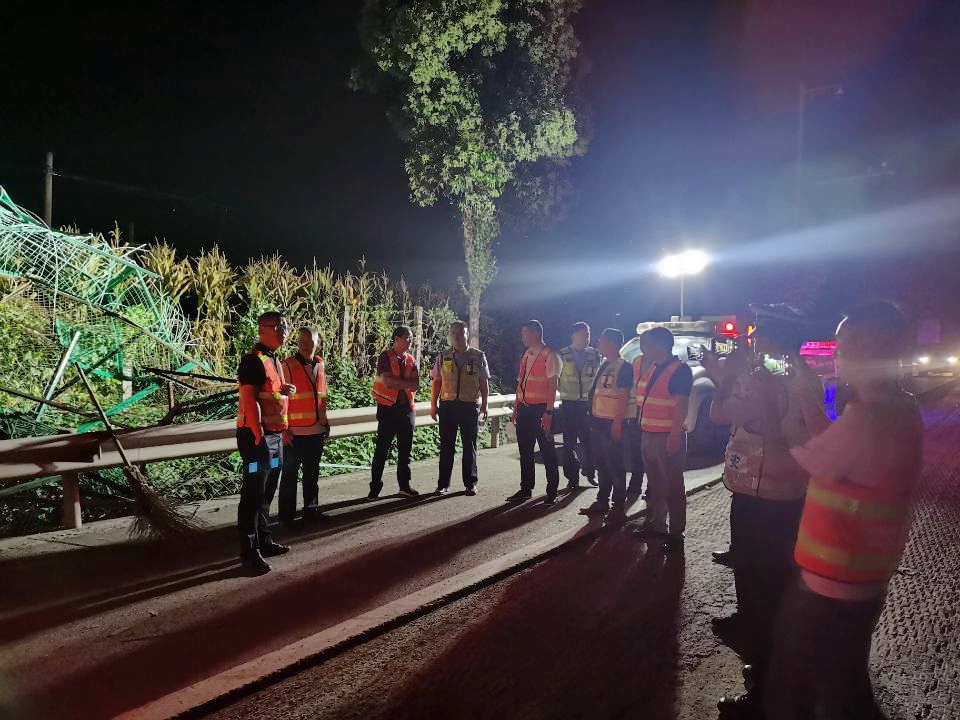 8.10+徐博+资阳管理处成功拆除横跨成渝高速受损人行天桥