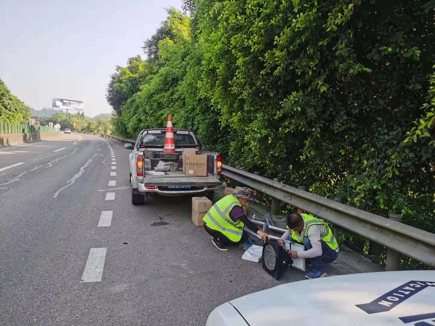 资阳管理处完成临崖路段黄闪慢警示灯安装工作