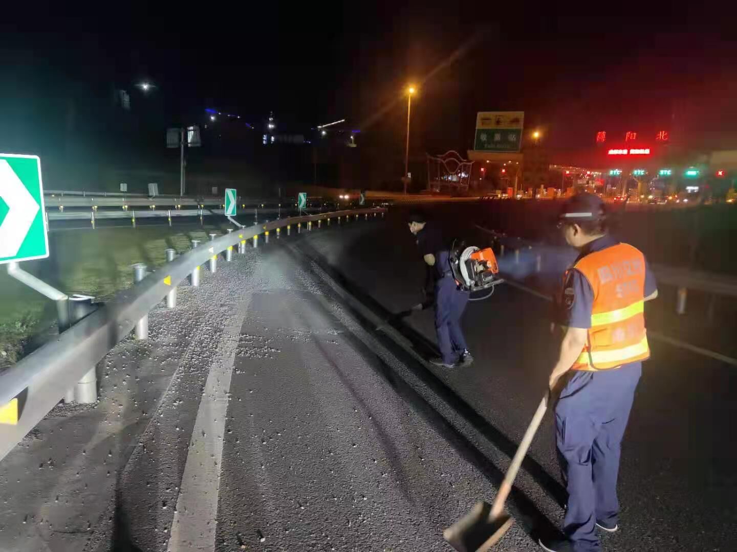 深夜及时清理碎石 保障道路安全畅通